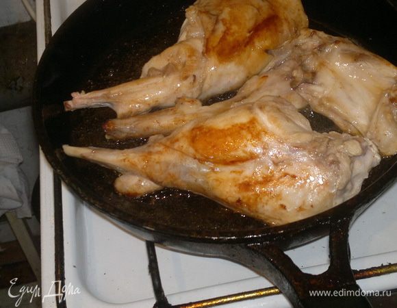 У меня молоденький кролик, и потому я с радостью готовлю его. Добавляю сухое красное вино и оставляю на медленном огне еще минут 10-15, накрыв сковороду крышкой.