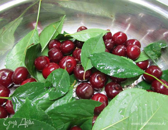 Выложить в кастрюлю или глубокую сковороду ягоды и листья. Ягоды не мять!!!!! 