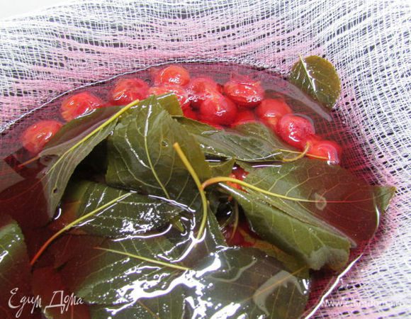 Затем все остудить. Процедить через два слоя марли, при этом постараться ягодку не помять.