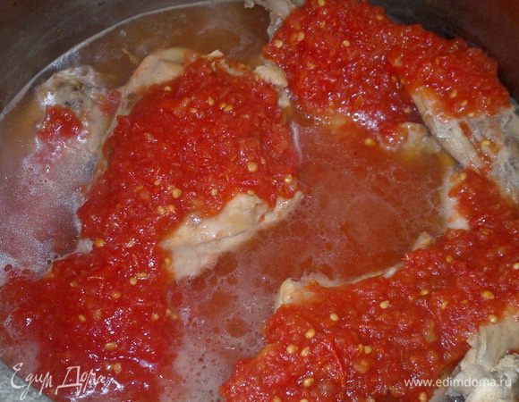 Выкладываю томат (у меня томатный сок с мякотью из домашней заготовки), сахар, перец.
