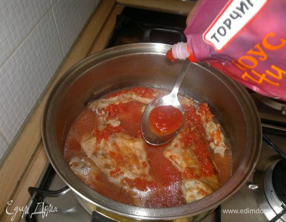 Соус чили, зелень (укроп, петрушка) и все остальные специи. Продолжаю тушить кролика еще 30 минут.