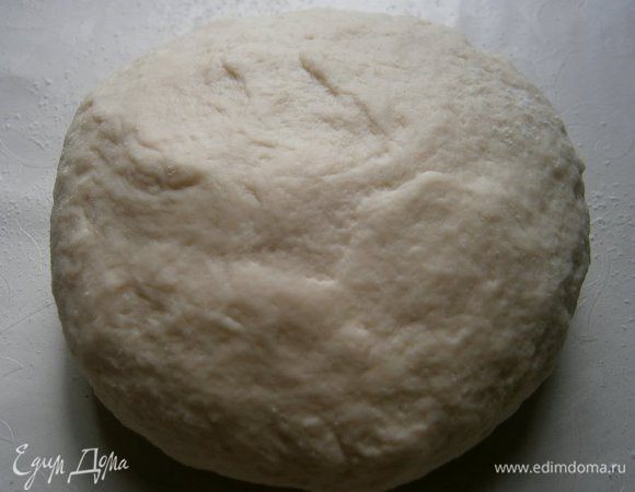 Из кефира, соли, сахара и просеянной муки замесить тесто. Скатать в шар, обернуть  в плёнку и дать постоять 30 минут.