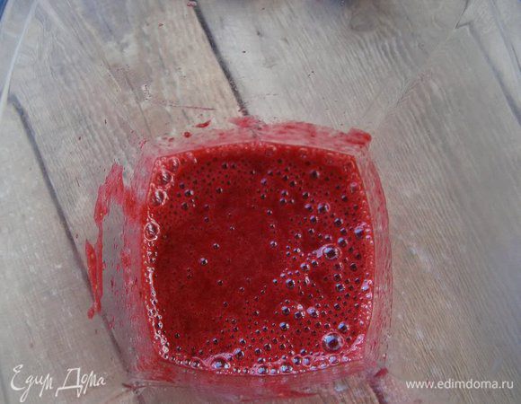 ... и приготовить при помощи блендера ягодное пюре с мятой.