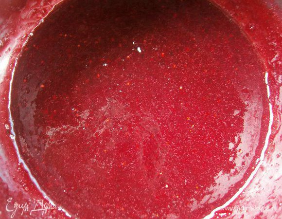 Затем ягодное пюре  перелить в сотейник, добавить сахар, ванильный сахар и проварить в течении 5 - 7 минут. Отставить в сторону.