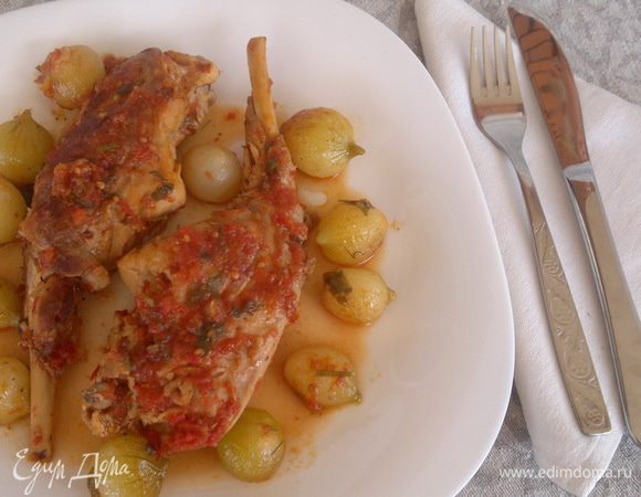 И последний штрих: блюдо почти готово теперь выкладываю лук осторожно  (чтобы не подавить), чеснок. Тушу еще 10 минут и снимаю кастрюлю с огня (забыла сделать фото последнего шага в кастрюле, покажу на блюде). 
Время обеда, бокал вина уже на столе, приглашаю всех, пока кролик не остыл!!! 

P.S. Лук в этом блюде очень вкусный, сочный, ароматный.

