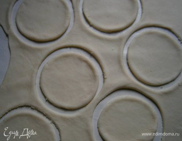 Вишню для начинки помыть и удалить косточки.
Тесто обмять. Разделить на 3 части, и каждую часть довольно тонко  раскатать. Вырезать из теста кружочки при помощи стакана. Можно сделать крупные вареники, но мне захотелось таких.. маленьких.