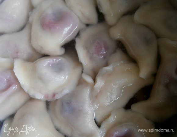 В кастрюле довести воду до кипения, добавить соль ( 2 - 3 ч. л. на 3 литра воды). И небольшими порциями сварить вареники. Варить 2 минуты, после того как всплывут. Затем выловить шумовкой и выложить на тарелку.