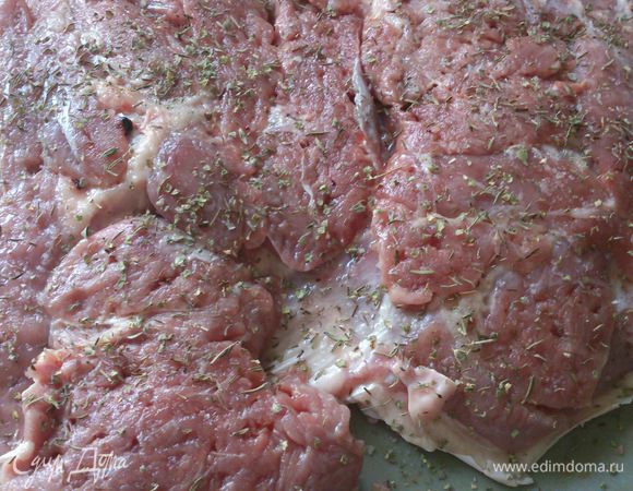 Из бедра вырезать кость. Мясо вымыть, обсушить и хорошо отбить молоточком. Натереть с обеих сторон специями и солью.