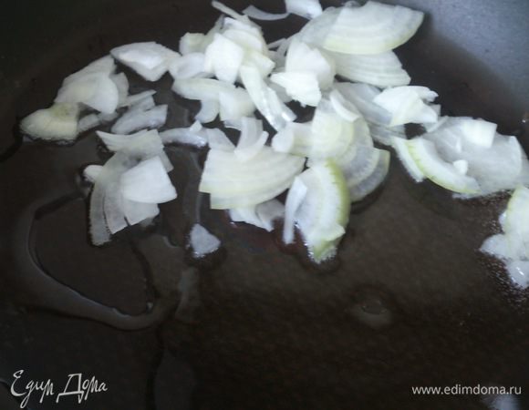 Лук нарезать полукольцами и обжарить 5 минут в разогретом масле.