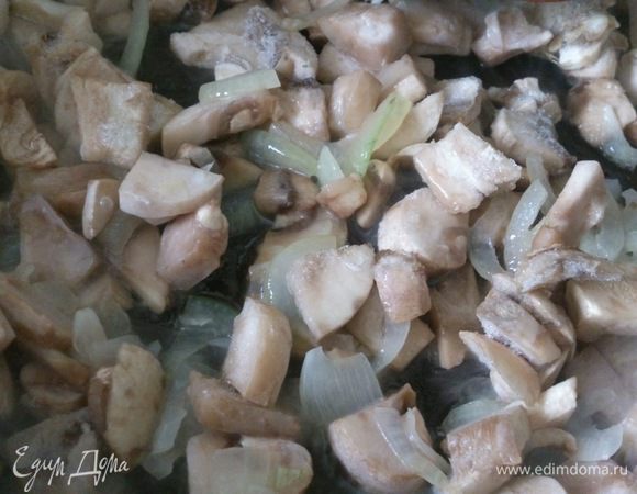 Добавить мелко нарезанные шампиньоны и выпарить из них влагу.