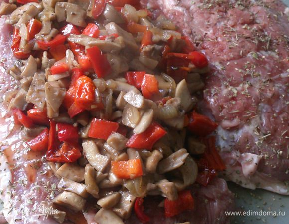 Разложить начинку на одну половину куска.