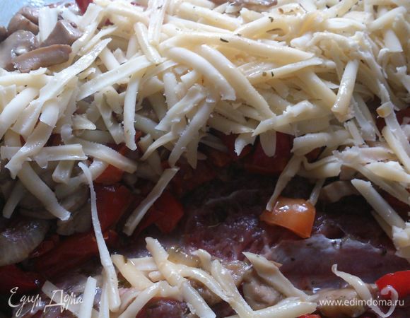 Сверху натереть сыр.