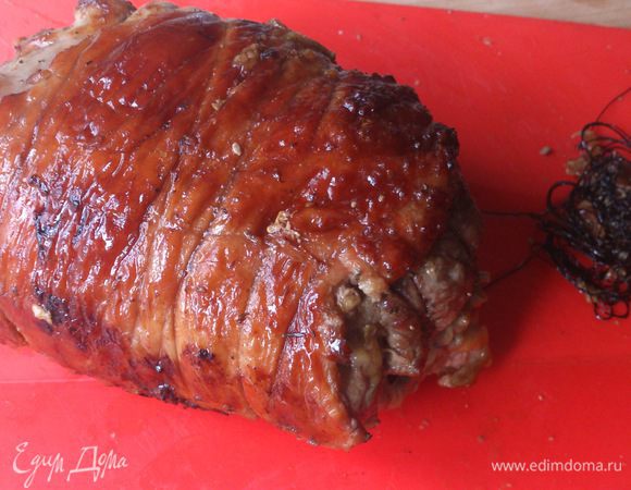 Вынуть мясо их духовки, дать ему немного отдохнуть и обрезать нить.