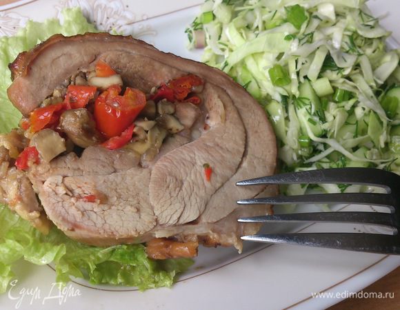 Вот такой рулетик - яркий и очень сочный. Мы предпочитаем мясо есть с овощами. Например, с капустным салатиком)) Рулет вкусен и в теплом, и в холодном виде.