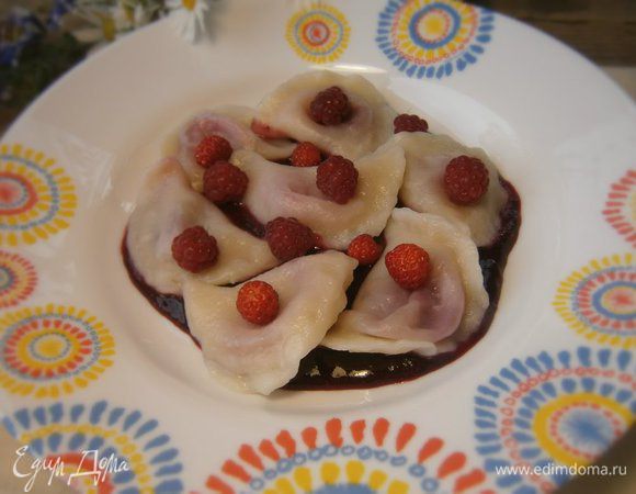 На тарелку выложить ягодный соус, а сверху вареники ( или наоборот, в любом случае будет вкусно!). Украсить ягодами.
Прошу к столу! Приятного аппетита!!!