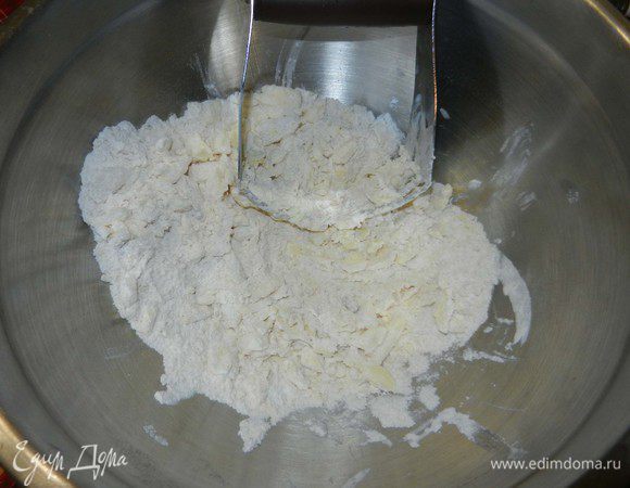 Для коржа:
Смешать муку 1+1/4 ст., коричневый сахар 1/3 ст. и сахарную пудру 3 ст.л. в небольшой емкости и порубить с 2/3 ст. холодного масла (маргарина). Вымесить тесто.