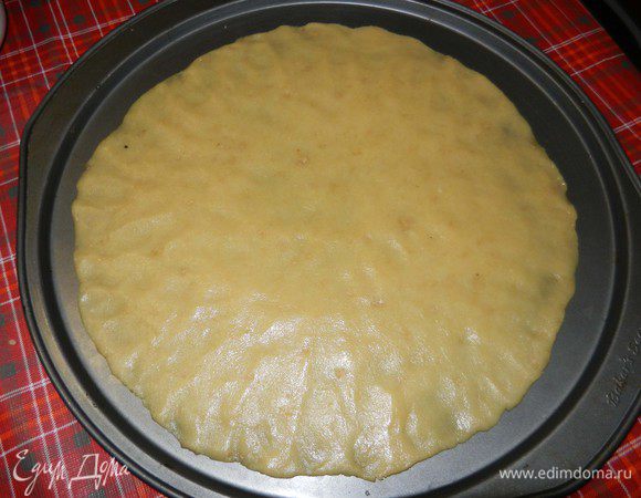 Сформировать корж на несмазанную (30 см) форму для пиццы.
Выпекать 10-15 мин. при темп. 175 С до золотистого цвета. 
Дать полностью охладиться.