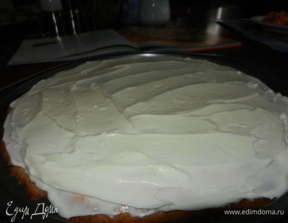 Для крема:
Взбить вместе 3 пачки крем-сыра "Филадельфия" (3*125г), 1/2 ст. белого сахара, и 1 ч.л. ванилина до однородности. Равномерно нанесите крем на остывший корж. 