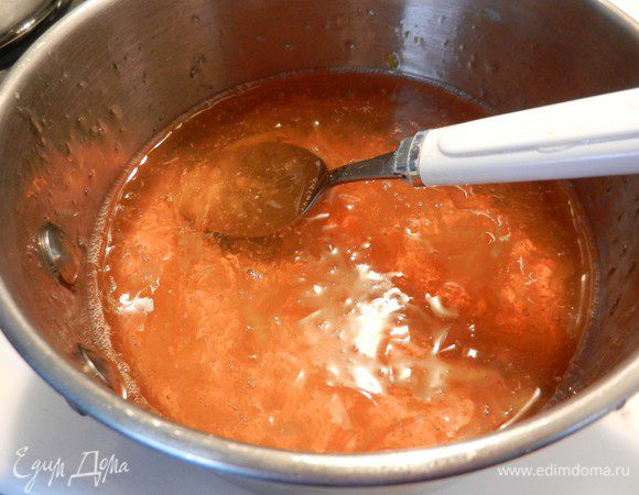 Для глазури:
смешайте 1/4 ст. абрикосового джема (или апельсинового мармелада) с 1 ст.л. воды и протереть через сито. Фрукты покрыть сверху полученной глазурью. 
