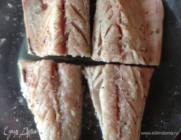 Скумбрия у меня была целиком. Предварительно я ее разделала на филе. Подробнее как я это делаю можно посмотреть в этом рецепте http://www.edimdoma.ru/retsepty/67066-skumbriya-pod-tomatno-apelsinovym-sousom.
Филе рыбы посолим и поперчим по вкусу и разрежем пополам.