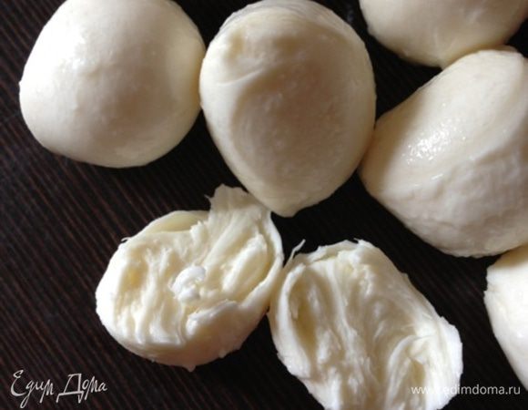 Мини-моцареллу разделим пополам.