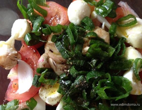 Смешаем в глубокой миске овощи и сыр, польем оливковым маслом и бальзамическим уксусом, поперчим и посолим по вкусу. Перемешаем.