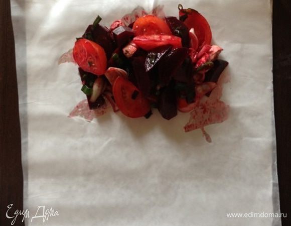 Для запекания нам понадобится алюминиевая фольга и пергаментная бумага.
Вырезаем из фольги и бумаги одинаковые квадраты (по 2 штуки, у меня получились 28х28 см). Если начинки будет много, то лучше вырезать прямоугольник и подлиннее. 
Кладем сначала фольгу, на нее пергамент.
Затем выкладываем нашу сырно-овощную подушку по центру квадрата по ширине, но ближе к верхнему краю по длине (нам нужно будет ее полностью закрыть).