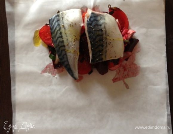 На овощи кладем филе кожей вверх. Немного поливаем сверху оливковым маслом.