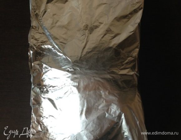 Складываем квадрат пополам, полностью пряча в него наше блюдо.