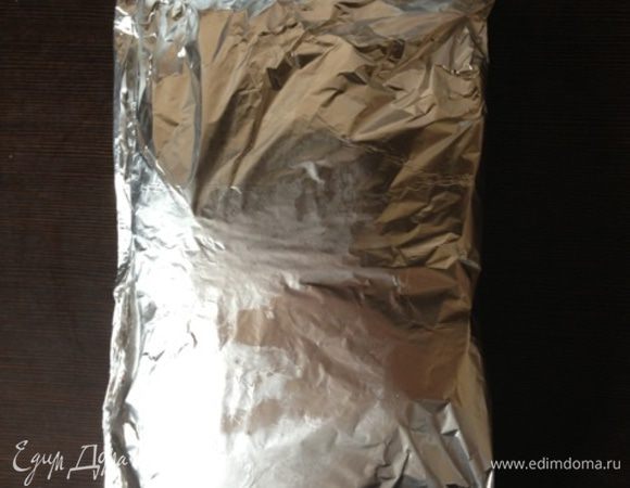 А теперь со всех сторон заворачиваем края фольги с бумагой, скручивая ее к центру. Будет надежнее, если края закрутить чаще и крепче.
Ставим в разогретую духовку на 30 минут.