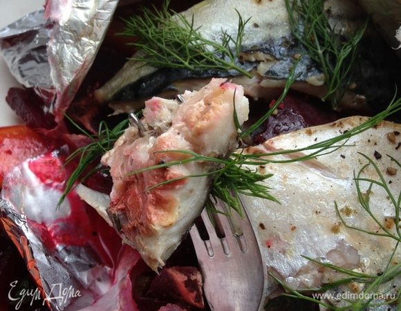 Нежная, сочная, тающая во рту скумбрия на вкуснейшей подушке из овощей с плавленной моцареллой , пропитанной выделившимся во время запекания овощным соком, послужит вам прекрасным обедом или ужином.
Угощайтесь!!!!