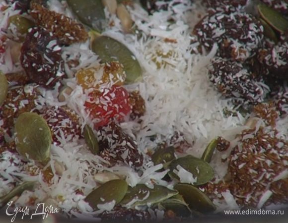 Семена подсолнечника, тыквенные семечки, изюм, цукаты и кокосовую стружку перемешать с сахаром мусковадо, мукой, ванильным экстрактом и арахисовым маслом.