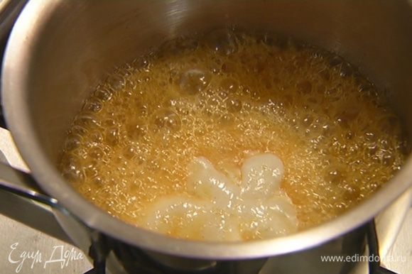 Сахарный сироп влить в небольшую кастрюлю, добавить 200 г сливочного масла и растопить все на медленном огне.