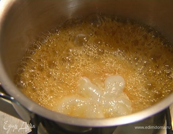 Сахарный сироп влить в небольшую кастрюлю, добавить 200 г сливочного масла и растопить все на медленном огне.