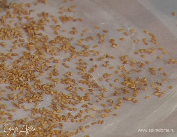 Глубокий противень выстелить бумагой для выпечки, смазать оставшимся сливочным маслом и посыпать частью кунжутного семени.