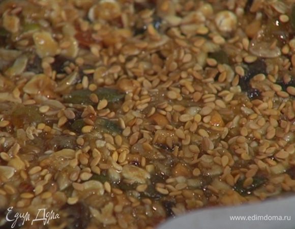 Выложить тесто на бумагу с кунжутом, разровнять, посыпать оставшимся кунжутом и выпекать в разогретой духовке 35 минут.