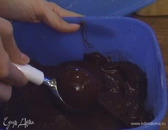 Через сито влить получившуюся массу в пластмассовую форму и поставить в морозильник на несколько часов. Время от времени перемешивать сорбе, чтобы оно получилось однородным.