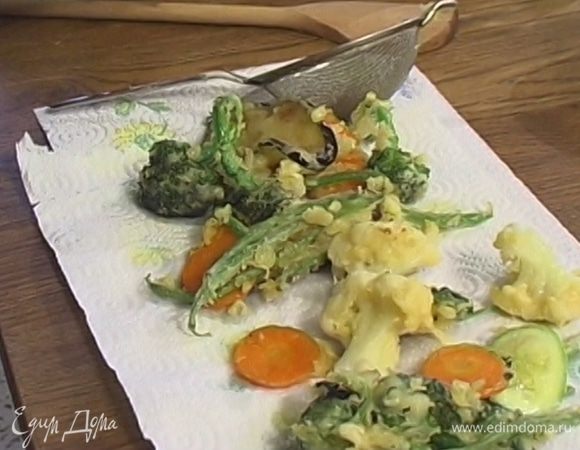 Кусочки овощей «купать» в тесте и опускать в горячее масло. Жарить 2−3 минуты (иначе весь вкус блюда пропадет) небольшими порциями, а затем выкладывать на бумажное полотенце, сложенное в несколько слоев: это поможет избавиться от лишнего масла.