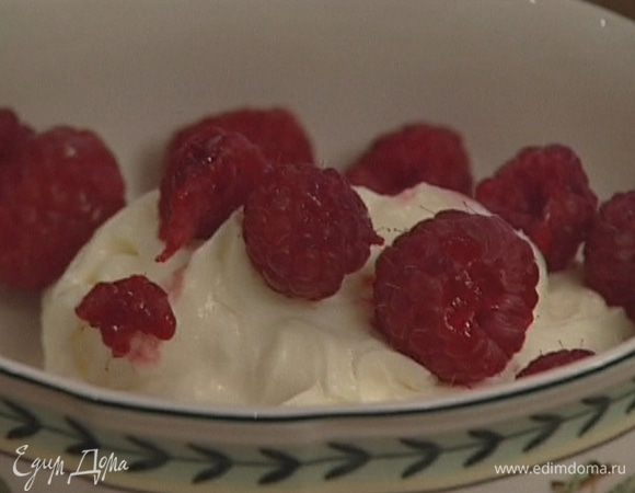 Подавать с малиной.