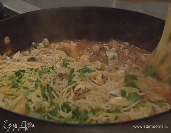 Петрушку мелко порубить, присыпать макароны и сразу же подавать.