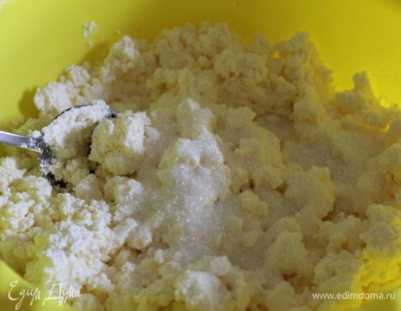 Творог выложить в глубокую миску. Добавить сахар по вкусу.