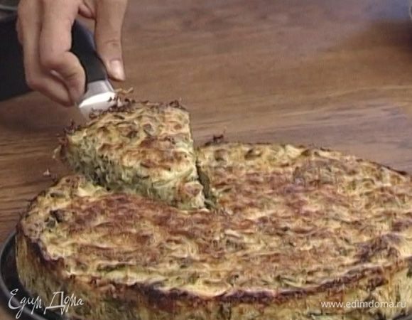 Сбрызнуть оливковым маслом и выпекать в разогретой духовке 35−40 минут.