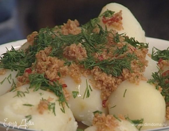 Добавить треть натертой икры, перемешать, залить получившимся соусом картофель, присыпать оставшейся икрой и укропом.