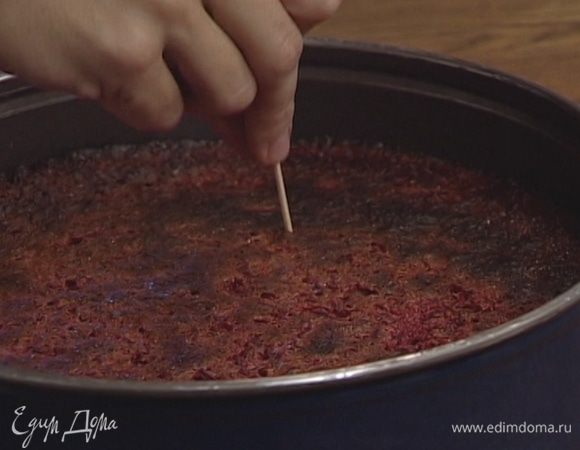 Подавать пирог со сметанным кремом.