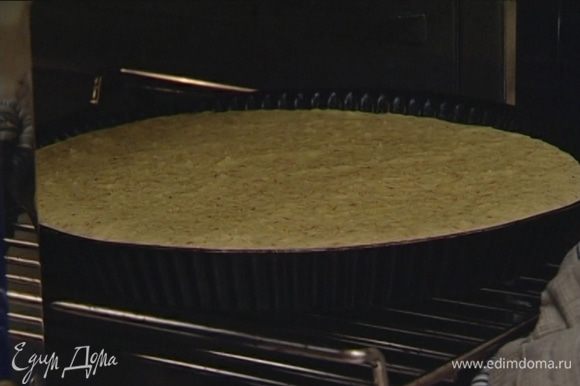 Выпекать пирог в разогретой духовке 40–45 минут.