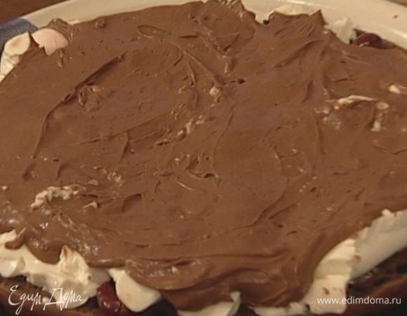 Сверху положить слой сливочного желе, затем слой шоколадного крема.
