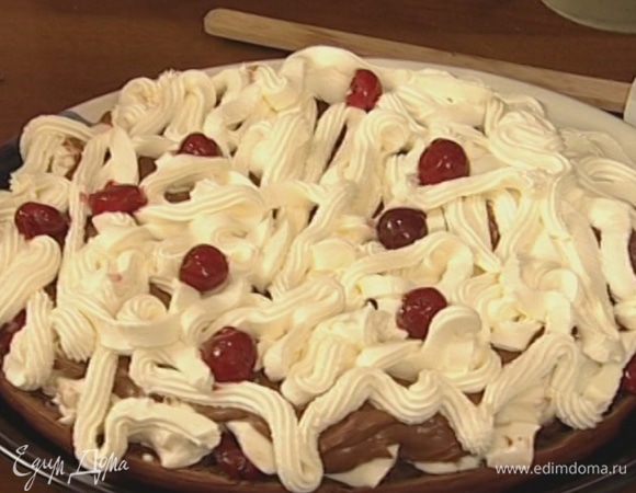 На шоколадный крем выложить слой взбитых сливок и украсить оставшимися вишнями.
