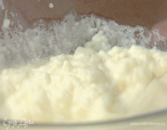 Картофель почистить и варить в подсоленной воде минут 20, затем воду слить, добавить 30 г сливочного масла, влить сливки, молоко и размять картофель в пюре.