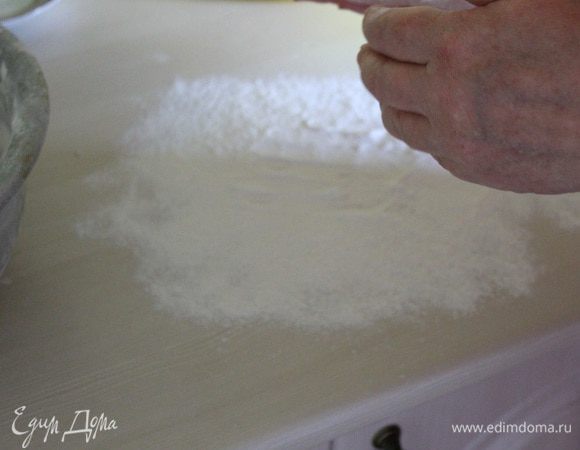 Присыпать стол мукой.