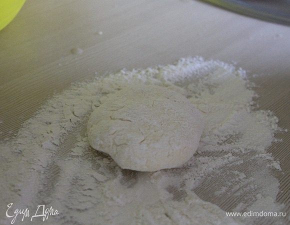Обваливаем с двух сторон в муке.